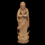 Escultura sacra em marfim de Nossa Senhora da Conceição, uma peça clássica da arte indo-portuguesa produzida em Goa por volta do século XVIII. A Virgem Maria aparece em posição vertical com as mãos postas em oração.  Ela está posicionada sobre uma base que simula nuvens e traz o crescente lunar sob os seus pés, representação tradicional da Imaculada Conceição. Apresenta mantos com dobras esvoaçantes e cabelos longos e sinuosos que caem pelas costas. O estilo carrega traços híbridos fundindo a tradição católica europeia às técnicas locais de entalhe da Índia Portuguesa.