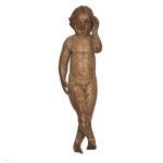 Escultura em madeira policromada, frequentemente denominada "Menino Deus", do século XIX. Frequentemente feita em monobloco de madeira, com detalhes em policromia