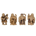 JAPÃO, Conjunto de 4 Netsuke, em marfim policromado, representando membros dos Sete Deuses da Sorte (Shichifukujin), figuras icônicas da mitologia e do folclore japonês. São pequenas figuras detalhadas feitas no formato tradicional de netsuke (peças decorativas usadas originalmente como fechos de bolsas no Japão tradicional) ou okimono (estatuetas para exibição). Tradicionalmente entalhadas em marfim ou madeira de buxo (boxwood), com detalhes realçados em nanquim escuro para dar profundidade às feições e vestimentas. Cada divindade empunha um atributo próprio, como cajados de longevidade, pergaminhos ou cabaças de saquê, simbolizando desejos de prosperidade, saúde, fortuna e vida longa para quem as possui.
