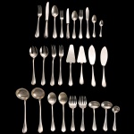 CHRISTOFLE , France. Modelo Perles - Faqueiro francês em metal espessurado a prata. Marcas da Maison nas peças. Constando de  159 peças, sendo: 6 garfos p/ carne, 22 facas p/ carne, 22 colheres p/ sopa, 10 garfos p/ sobremesa, 16 facas p/ sobremesa, 2 colheres p/ sobremesa. 22 garfos p/ peixe, 22 facas p/ peixe, 8 colheres p/ chá, 12 colheres p/ café, 17 peças de servir. As linhas limpas e o contorno sutilmente arredondado dos cabos assemelham-se a designs tradicionais da marca, como os modelos Albi ou Spatours,