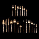 Faqueiro japonês em metal dourado, constando de 121 peças, sendo: 24 garfos p/ carne, 24 facas p/ carne, 12 colheres p/ sopa, 12 colheres p/ sobremesa, 12 garfos p/ peixe, 12 facas p/peixe, 12 colheres para chá e 13 peças de servir.