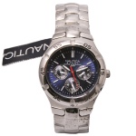 Relógio Masculino Multifuncional Náutica N10061 - Modelo clássico e robusto em aço inoxidável projetado para uso casual e esportivo. Caixa e pulseira de aço inoxidável polido e escovado. Mostrador com fundo azul marinho náutico com marcadores brancos e ponteiro de segundos vermelho. Submostradores funcionais que indicam o dia da semana, dia do mês e formato de 24 horas. Vedação à prova d'água de até 100 metros (10 ATM). Caixa redonda com diâmetro aproximado de 41 mm. Novo sem uso.