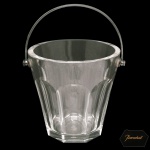 BACCARAT, France. Modelo Harcout - Balde de gelo em cristal da renomada marca francesa Baccarat, pertencente à clássica coleção histórica Harcourt. Corpo inteiramente feito em cristal soprado e lapidado de alta espessura com base oitavada, complementado por uma alça móvel em metal prateado (silver plate). Apresenta selo da Christallerie Baccarat no fundo da peça. A linha Harcourt, criada originalmente em 1841, é famosa por suas lapidações facetadas marcantes e arquitetônicas que criam efeitos de refração de luz deslumbrantes. 24 x 17 cm.