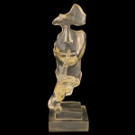 Silêncio - Escultura decorativa transparente inspirada no famoso conceito abstrato de que "o silêncio é de ouro". A peça exibe um rosto humano estilizado e fragmentado realizando o gesto universal de "shhh" com o dedo indicador sobre os lábios. Confeccionada em resina de poliéster premium, garantindo um efeito translúcido e acabamento refinado. Estilo contemporâneo e nórdico, com linhas abstratas que valorizam a leveza e a passagem de luz. 27 x 10 x 10 cm.