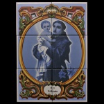 Painel composto por seis azulejos soltos em cerâmica de estilo português, retratando Santo Antônio com o Menino Jesus. Azulejos em tons de branco e azul, emoldurado por um padrão ornamental multicolorido. Utiliza técnicas de pintura cerâmica, por vezes aerográfica e queimada a altas temperaturas. Manufatura Eliane  Brasil. 46 x 31 cm.