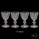 BACCARAT, France. Modelo Harcourt - Conjunto de 12 taças em cristal translucido francês Baccarat da icônica coleção Harcourt 1841. O design arquitetônico apresenta um bojo com cortes planos, uma haste com nó geométrico e uma base hexagonal característica. Este modelo clássico foi criado em 1841 Peças com selo da Vristallerie.13 cm.
