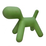 Banco decorativo infantil Puppy, criado pelo renomado designer finlandês Eero Aarnio em 2004 para a renomada marca italiana Magis, integrando a coleção "Me Too". Funciona como banco, brinquedo ou escultura decorativa. Produzido em polietileno moldado por rotação, tornando-o leve e resistente. Totalmente adequado para ambientes internos e externos. O formato abstrato foi desenhado a partir da perspectiva de uma criança ao ilustrar um cachorrinho. 44 x 35 x 31 cm.
