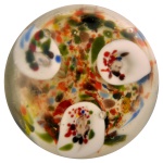 Peso para papel, de formato semiesférico em cristal transparente. Apresenta decoração interna policromada com adornos abstratos e 3 pequenas reservas laterais estilizadas. 7 x 8 cm.