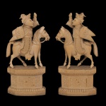 Par de esculturas decorativas chinesa esculpidas em marfim, Trata-se tradicionalmente de um par retratando o Imperador e a Imperatriz da China ou Guerreiros Imperiais vestidos com armaduras detalhadas de batalha e montados em cavalos expressivos. Ambas as figuras estão posicionadas sobre uma base oitavada também entalhada com padrões geométricos e florais tradicionais da arte. Peças com alguns defeitos. 11 x 5 cm.