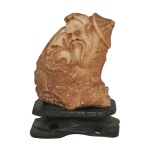 Fragmento provavelmente em marfim parcialmente esculpido com figura de ancião dormindo. Base em madeira. 7 x 4 cm (MT). 6 x 4 cm (escultura).
