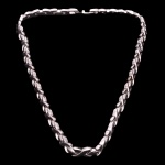 GIVENCHY, Bijoux  Colar de corrente vintage prateado, da renomada grife francesa Givenchy. caracterizado por seus elos intrincados e texturizados que remetem a designs clássicos, Corrente robusta com elos em formato geométrico entrelaçado. Tom prateado brilhante com detalhes polidos e texturizados. Gargantilha ou colar curto estruturado (collar necklace), ideal para composições minimalistas e elegantes. 40 cm (aberto).