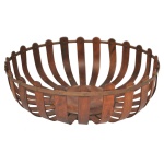 Fruteira ou centro de mesa de madeira jacarandá com modelo moderno de meados do século (Mid-Century Modern), fabricada no Brasil por volta da década de 1960.  Estrutura toda feita com ripas curvas de jacarandá maciço unidas por uma aro estrutural e tachas de metal (geralmente latão). Muitas dessas peças de alta qualidade foram produzidas pela conhecida fabricante Casa Finland em Teresópolis, Rio de Janeiro. 10 x 30 cm.