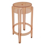 KARTELL  Famosa banqueta Charles Ghost, uma criação do renomado designer Philippe Starck para a grife italiana Kartell. Construída em monobloco de policarbonato transparente ou colorido, o que garante alta resistência e durabilidade. Inspirada no formato das banquetas clássicas do século XIX, traz pernas arredondadas e com linhas suavemente curvadas. Adequada tanto para ambientes internos (como cozinhas americanas e bares) quanto externos, pois seu material resiste bem ao clima. 66 x 37 cm.