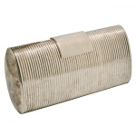 Clutch possivelmente de prata (bolsa de mão estruturada), caracterizada por seu formato cilíndrico e acabamento texturizado com frisos horizontais. Revestimento macio em veludo ou camurça preta para proteger itens pessoais. Trava superior de encaixe por pressão  20 x 10 cm.