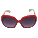 RAY-BAN JACKIE OHH II  Os óculos de sol são o modelo Jackie Ohh II (referência RB4098) em uma icônica versão bicolor, com a parte frontal em acetato vermelho e as hastes em branco. Estilo Oversized Retrô: Formato borboleta com cantos arredondados bem acentuados, feito para cobrir grande parte do rosto com máxima elegância e proteção UV.  Lentes Degradê. Oferecem uma transição suave de tonalidade (geralmente cinza ou marrom), ideal para manter a visibilidade confortável em diferentes condições de iluminação. O discreto logo "Ray-Ban" em metal está posicionado nas hastes e gravado diretamente na lente superior esquerda.