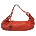 LENNY e CIA - Bolsa de ombro estilo hobo da grife brasileira confeccionada em couro legítimo texturizado na vibrante cor laranja / vermelho caiena. Possui um formato maleável e anatômico com efeito franzido e drapeado nas laterais. A alça fina de ombro conta com fivelas metálicas reguláveis que permitem ajustar a altura de uso. Traz uma tira de couro pendurada com um pingente metálico quadrado apresentando o logotipo clássico "LB" gravado da marca Luiza Barcelos.  35 x 42 cm.