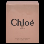 CHLOÉ. Eau de Parfum. Natural Spray. 75 ml. Fragrância floral, com notas de rosa, magnólia e peônia. Caixa em tom de bege claro e o nome da marca em destaque. Novo sem uso. Lacrado.