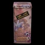 COFINLUXE - Café  Café Adventure. Eau de Toilette. Spray. 100 ml. Embalagem metálica. Fragrância feminina floral e amadeirado. Lançado no ano 2000. Frasco com design criativo inspirado no formato de um grão de café, característica marcante da linha Parfums Café. As notas de topo incluem jasmim e rosa, com notas de coração de jacinto, lírio-do-vale, pêssego e cedro.
