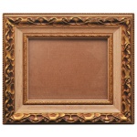 Moldura em madeira nobre com acabamento dourado ornamentado e abertura retangular. 31 x 24 cm (MI). 52 x 45 cm (ME).