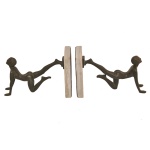 Serre Livre de estilo Art Déco, apresentando figuras humanas estilizadas em bronze patinado fixadas em bases de mármore claro. Apresenta uma estética altamente dinâmica, onde as figuras parecem estar "empurrando" ou sustentando os blocos centrais que seguram os livros. Esse tipo de design focado na anatomia humana estilizada, linhas geométricas suaves e alongamento dos membros é uma marca registrada das artes decorativas das décadas de 1920 e 1930. Mármore polido em tons claros cortado em formato geométrico reto para se alinhar perfeitamente aos livros. 22 x 12 cm / 24 x 14 x 11 cm.