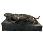 THOMAS FRANÇOIS CARTIER (1879-1943)  Escultura em bronze patinado, representando pantera em movimento. Exibe posição de ataque, com o corpo abaixado e os dentes à mostra. Assinado. Base retangular inclinada em mármore rajado preto. O artista é até hoje considerado como um dos grandes mestres Animalier, exibindo essencialmente grandes felinos e cães da caça. Internacionalmente reconhecido, tem obras em diversos museus e coleções internacionais.