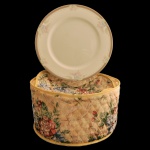 JAPAN. Mikasa "Marsha" - Conjunto composto por 12 pratos rasos em porcelana japonesa. do padrão Mikasa "Marsha" (L5599), caracterizado por uma base marfim com detalhes florais malva e borda dourada. Marca da manufatura, Time China Mikasa, Japan. 27 cm. Acompanha estojo em tecido acolchoado.