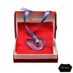 BACCARAT  Colar com Pingente Nautilus em Cristal Baccarat. Peça de luxo produzida pela renomada marca francesa Baccarat. O pingente traz um design sofisticado inspirado no formato orgânico de uma concha marinha (náutilo) com linhas lapidadas que criam um belo reflexo de luz. Confeccionado em cristal polido de alta qualidade, acompanhado por um cordão de fita de seda azul. Acompanha o saquinho de proteção vermelho com a assinatura bordada da grife e a icônica caixa rígida vermelha.