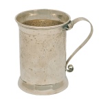PORTUGAL - DAVID FERREIRA - Caneca em prata portuguesa repuxada de formato cilíndrico. Bojo reto e martelado, realçado por bordas reviradas e salientes. Alça lateral lavrada com fita retorcida e rematada em voluta. Contraste do Porto Águia 833, chancela do artista e marca de Luiz Ferreira. 11 x 11 x 8 cm. Peso 200 gramas.