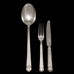 CHRISTOFLE, France  Modelo Aria. Conjunto de talheres em metal espessurado a prata da renomada grife de luxo Christofle. Criada em 1985 por Bernard Yot, a linha possui estética pós-modernista com linhas limpas e detalhes canelados na base do cabo que remetem às colunas romanas clássicas.