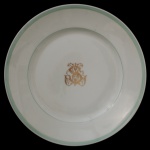 IMPÉRIO BRASILEIRO. BARONESA LEOPOLDINA - FAZENDA SÃO MARTINHO - Prato raso em porcelana francesa da manufatura de Limoges, monogramado. Pertenceu ao Serviço da Baronesa Leopoldina da Fazenda São Martinho, com marca do importador: Casa Cypriano Rio de Janeiro. Século XIX / XX. 23 cm.