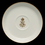 França. Sèvres. Séc. XIX  Pires em porcelana francesa, de Sèvres. Superfície branca com friso e as iniciais de Napoleão III encimada por coroa, em ouro. No verso marcas da manufatura com as inscrições DORE A. SEVRES, numeração S 60. 19 cm. Peça de coleção.