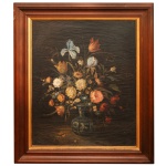 ESCOLA HOLANDESA. Circa de 1800 - Natureza Morta - Flores em um Vaso Decorado, Óleo s/ tela. 69 x 57 cm (MI). 90 x 77 cm (ME). A obra apresenta um arranjo floral rico sobre um fundo escuro, característica comum nas pinturas barrocas europeias do período.