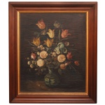 ESCOLA HOLANDESA. Circa de 1800 - Natureza Morta - Flores em um Vaso Decorado. Óleo s/ tela. 69 x 57 cm (MI). 90 x 77 cm (ME). A obra apresenta um arranjo floral rico sobre um fundo escuro, característica comum nas pinturas barrocas europeias do período.