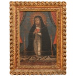 Escola de Cusco. Séc. XIX - Nossa Senhora das Dores. Óleo s/ tela. 43 x 30 cm (MI). 60 x 45 cm (ME). A Virgem Maria aparece com uma espada apontada para o coração, simbolizando as dores profetizadas por Simeão. Ela segura a coroa de espinhos de Cristo entre as mãos. O plano de fundo é emoldurado por cortinas vermelhas teatrais, acompanhado por velas acesas e arranjos florais detalhados na parte inferior. O quadro é emoldurado em madeira ricamente entalhada com pátina dourada clássica do período vicinal