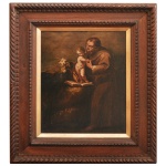ESCOLA ESPANHOLA. Séc. XVIII - Santo Antônio de Pádua com o Menino Jesus. Óleo s/ tela. 32 x 25 cm (MI). 50 x 42 cm (ME). Uma das representações iconográficas mais tradicionais e difundidas da arte sacra cristã. A composição captura o momento de intimidade espiritual em que a figura divina aparece milagrosamente ao santo durante suas meditações e leituras devocionais. O Santo Antônio é representado com a túnica marrom e o cordão de nós na cintura, símbolos visuais de sua ordem e dos votos de pobreza, castidade e obediência. O Menino Jesus simboliza a pureza e a profunda conexão mística do santo, que segura gentilmente as mãos da criança em um gesto de adoração. O Lírio, visível ao fundo sobre o livro, esta flor é o símbolo tradicional de sua pureza e integridade espiritual. A moldura robusta de madeira esculpida, com detalhes em cordão e douramento interno, complementa a atmosfera sacra e o valor histórico da peça.