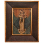 ESCOLA DE CUSCO. Séc. XIX - Nossa Senhora do Bom Parto com o Menino Jesus. Óleo s/ tela. 26 x 18 cm (MI). 41 x 33 cm (ME). A Virgem Maria aparece coroada, sustentando o Menino Deus também coroado em seus braços. Ela veste um manto triangular rígido ornamentado e está posicionada de pé sobre uma lua crescente. Um rosário pende de suas mãos e uma grande auréola luminosa envolve sua cabeça. A pintura está preservada dentro de uma moldura de madeira escura chanfrada e profunda de época, com frisos dourados nas bordas interna e externa.