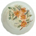 NEWTON JOSÉ - Prato de coleção em porcelana, assinado e datado 1981, decorado com flores pintadas à mao, med. 19cm de diâmetro.