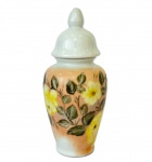 DÉO - Antigo Potiche com tampa em porcelana, assinado e datado 1969, decorado com flores pintadas à mão, med. 18cm de altura 