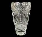 CRISTAIS HERING - Vaso de flor em cristal prensado com decorações nos padrões bico de jaca e dedão, med. 13cm de diâmetro na boca e 24cm de altura 