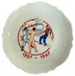 LIMOGES - Pequeno prato em porcelana francesa, com estampa comemorativa aos 40 anos do La Coupole 1927-1967, med. 10cm de diâmetro.