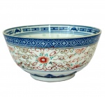 Bowl em porcelana chinesa no padrão Grão de Arroz, decorado com pintura tradicional azul e branca sob esmalte, com tons ferrugem e dourados na borda, no fundo interior decorado com crisântemo rodeado por ideogramas auspiciosos, med. 5,5cm de altura e 11,5cm de diâmetro. 