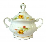 PORCELANA REAL - Açucareira em porcelana na cor branca decorado com motivos florais amarelo e filetes em ouro, com borda, alça e pegador tradicionais da marca nas décadas de 1950 e 1970, med. 11cm de altura. Apresenta pequeno bicado na borda. 