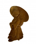 Talha em madeira com figura de gueixa com sombrinha, med. 6,5X12,5cm. Apresenta pequeno bicado no pé 