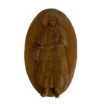 Talha em madeira com figura de camponesa, med. 7X12cm. Apresenta pequeno bicado no pé 