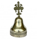 Sino de mesa em metal espessurado à prata, com pegador em formato de flor de lis, med. 10cm de altura. Faltando badalo, apresenta desgaste. 