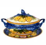 Sopeira e presentoir em porcelana decorada com pintura no estilo italiano com flores e frutas e pegador em formato de botão, med.presentoir 23X35cm e sopeira 36X17cm e 20cm de altura.   