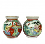 Par de pequenos vasos em porcelana chinesa com decoração no estilo Família Rosa e frisos dourados, med. 6cm de altura