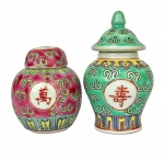 Par de pequenos potiches com tampa em porcelana chinesa, nas cores verde e rosa e decorações típicas com ideogramas, med. 9,5cm de altura o maior