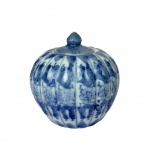 Pequeno pote para Gengibre em porcelana no formato de abóbora decorado nas cores azul e branca, med. 7cm de altura. 