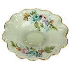 Pequena tigela em porcelana com borda ondulada decorada com flores pintadas à mão e friso dourado,  na  base, assinada med. 6X7cm 2cm de altura. 